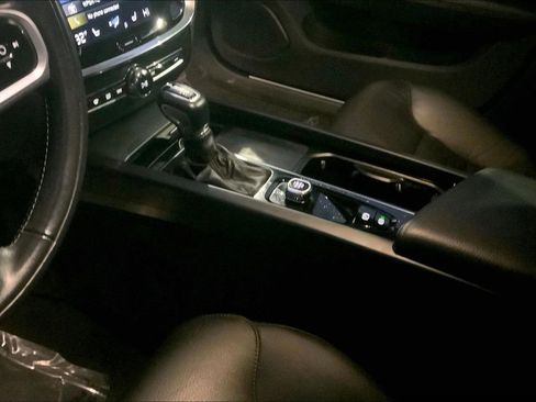 Used 2022 Volvo V60 T5 Cross Country image 17