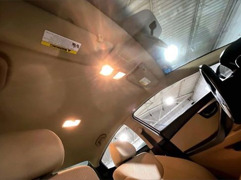 Used 2011 Hyundai Elantra GLS w/ Navigation Pkg 4 image 17