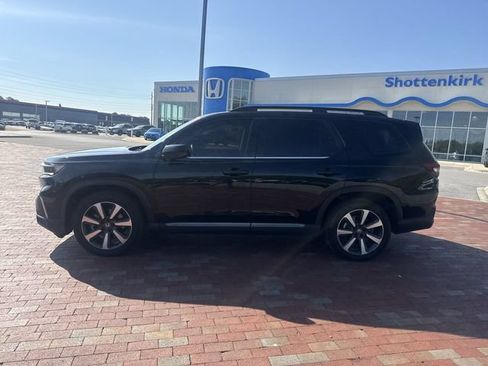 Used 2025 Honda Pilot Touring image 3