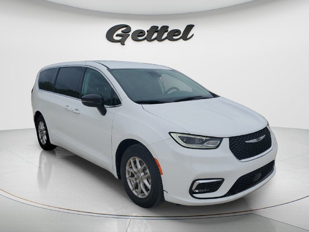 Used 2024 Chrysler Pacifica Touring-L FWD image 3