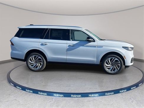 New 2025 Lincoln Navigator Reserve image 3