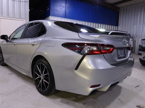 Used 2022 Toyota Camry SE image 3