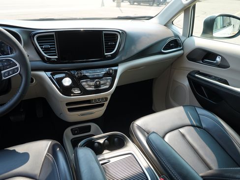 Used 2023 Chrysler Pacifica Touring-L FWD image 22