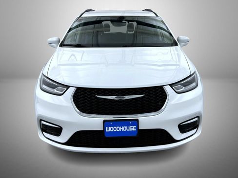 Used 2022 Chrysler Pacifica Touring-L FWD image 2