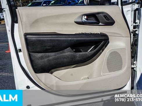 Used 2023 Chrysler Pacifica Touring-L image 53