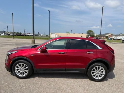 Used 2022 Cadillac XT4 Luxury w/ Cold Weather Package FWD image 3