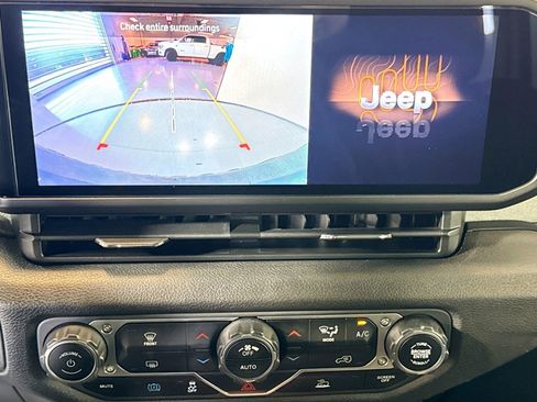 Used 2024 Jeep Wrangler Unlimited image 14