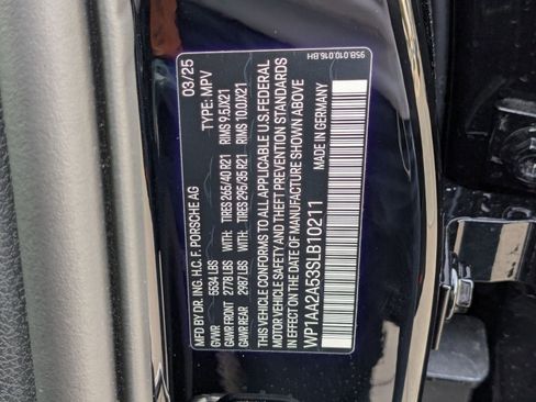 Certified 2025 Porsche Macan image 30