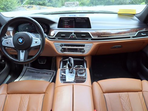 Used 2021 BMW 750i xDrive w/ Luxury Rear Seating Package AWD/4WD image 9