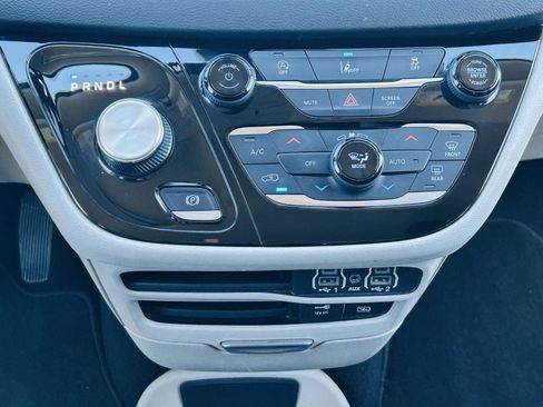 Used 2022 Chrysler Pacifica Touring-L FWD image 21
