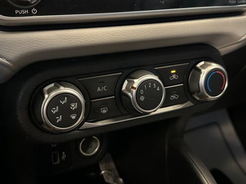 Used 2021 Nissan Versa SV image 14