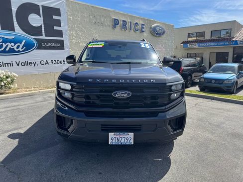 Used 2025 Ford Expedition Active image 2