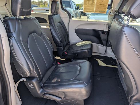 Used 2022 Chrysler Pacifica Touring-L image 11