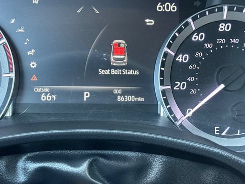 Used 2023 Toyota Highlander LE AWD/4WD image 29