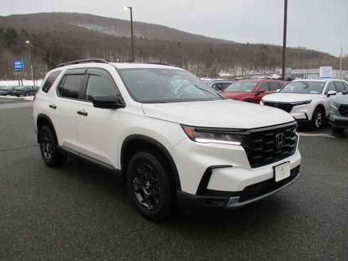 Certified 2025 Honda Pilot TrailSport image 3