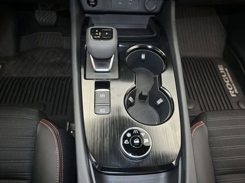 Used 2025 Nissan Rogue SV image 9