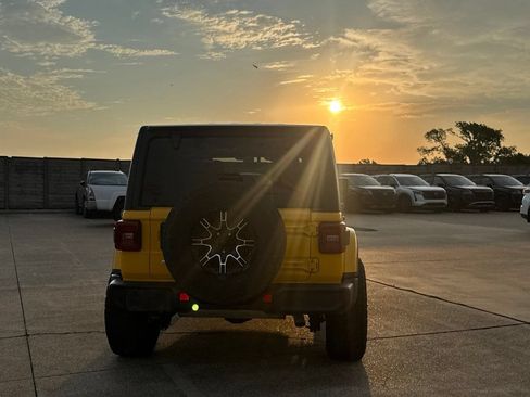 Used 2019 Jeep Wrangler Unlimited Sahara AWD/4WD image 17