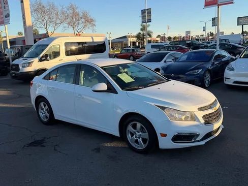 Used 2015 Chevrolet Cruze LT w/ Technology Package image 2