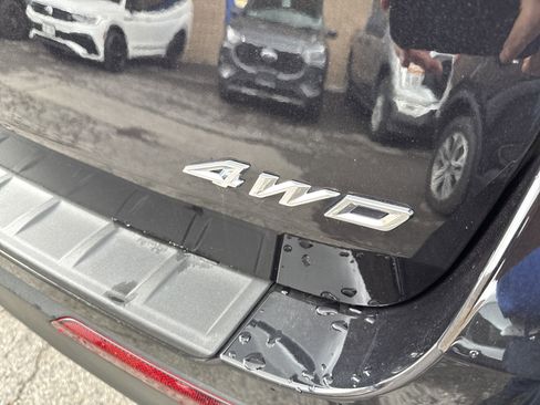 Used 2022 Ford Explorer XLT image 8