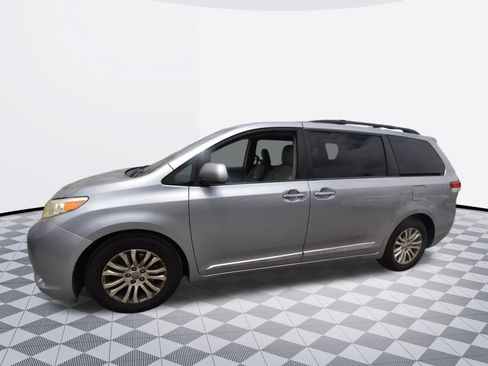 Used 2013 Toyota Sienna XLE w/ Entertainment Pkg FWD image 4