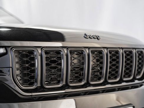 New 2025 Jeep Grand Cherokee Altitude image 11