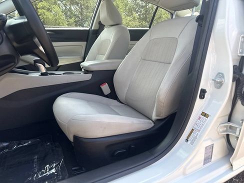 Used 2025 Nissan Altima 2.5 SV FWD image 13