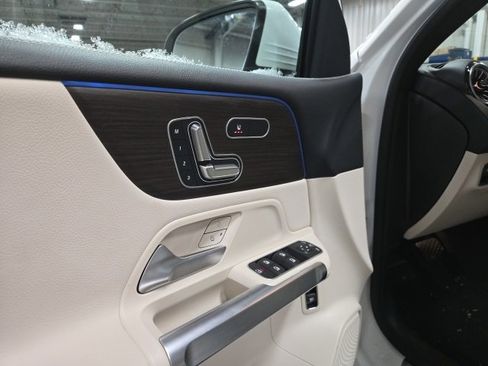 Used 2025 Mercedes-Benz GLB 250 4MATIC image 4