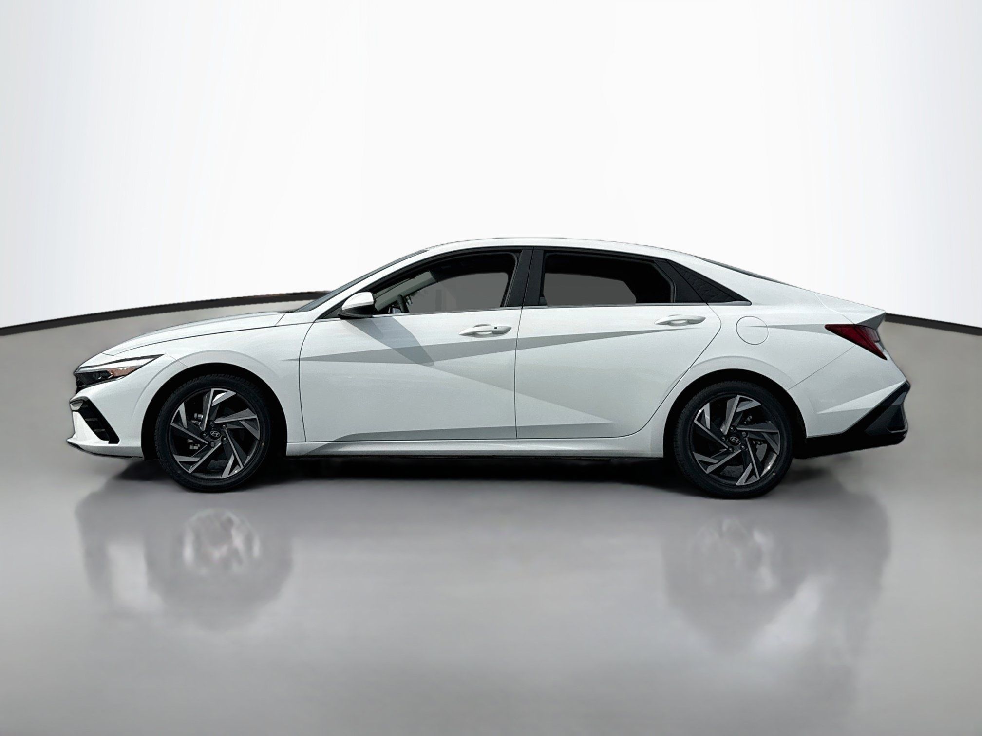 Used 2025 Hyundai Elantra SEL FWD image 4