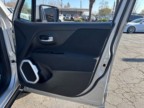 Used 2018 Jeep Renegade Latitude image 12