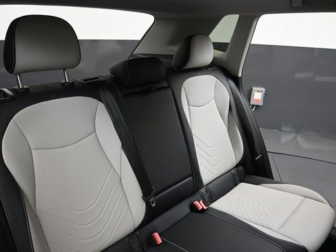 Used 2025 Volkswagen Tiguan SE w/ Panoramic Sunroof Package image 16