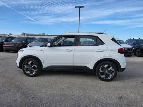 Certified 2025 Hyundai Venue SEL image 8