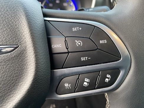 Certified 2025 Chrysler Pacifica Select image 19