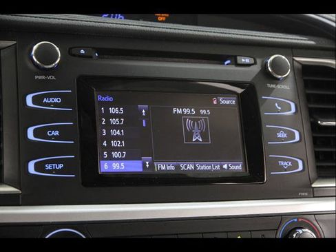 Used 2019 Toyota Highlander LE AWD/4WD image 10