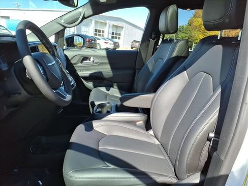 New 2026 Chrysler Pacifica Select image 7