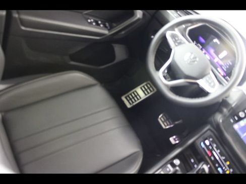 Used 2023 Volkswagen Tiguan SE R-Line AWD/4WD image 17