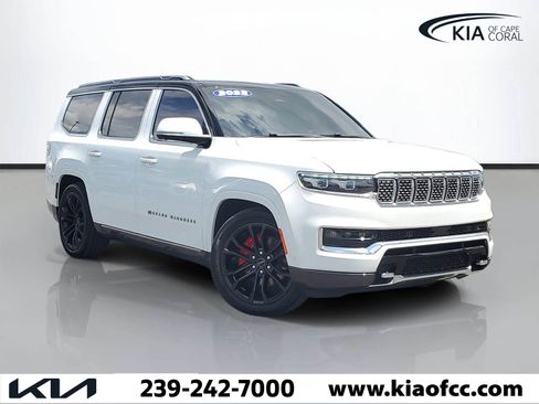 Used 2022 Jeep Grand Wagoneer Series III w/ HD Trailer Tow Package AWD/4WD image 1