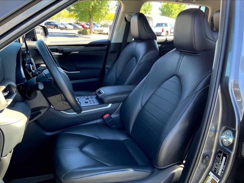 Certified 2023 Toyota Highlander XLE image 8