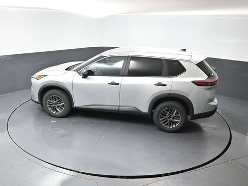 Used 2024 Nissan Rogue S FWD image 19