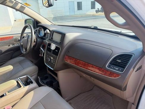 Used 2015 Chrysler Town & Country Touring FWD image 11