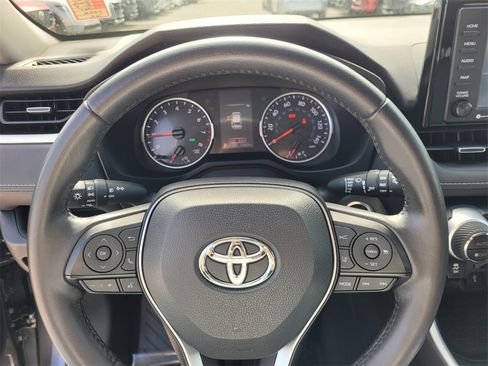 Used 2020 Toyota RAV4 XLE Premium image 29
