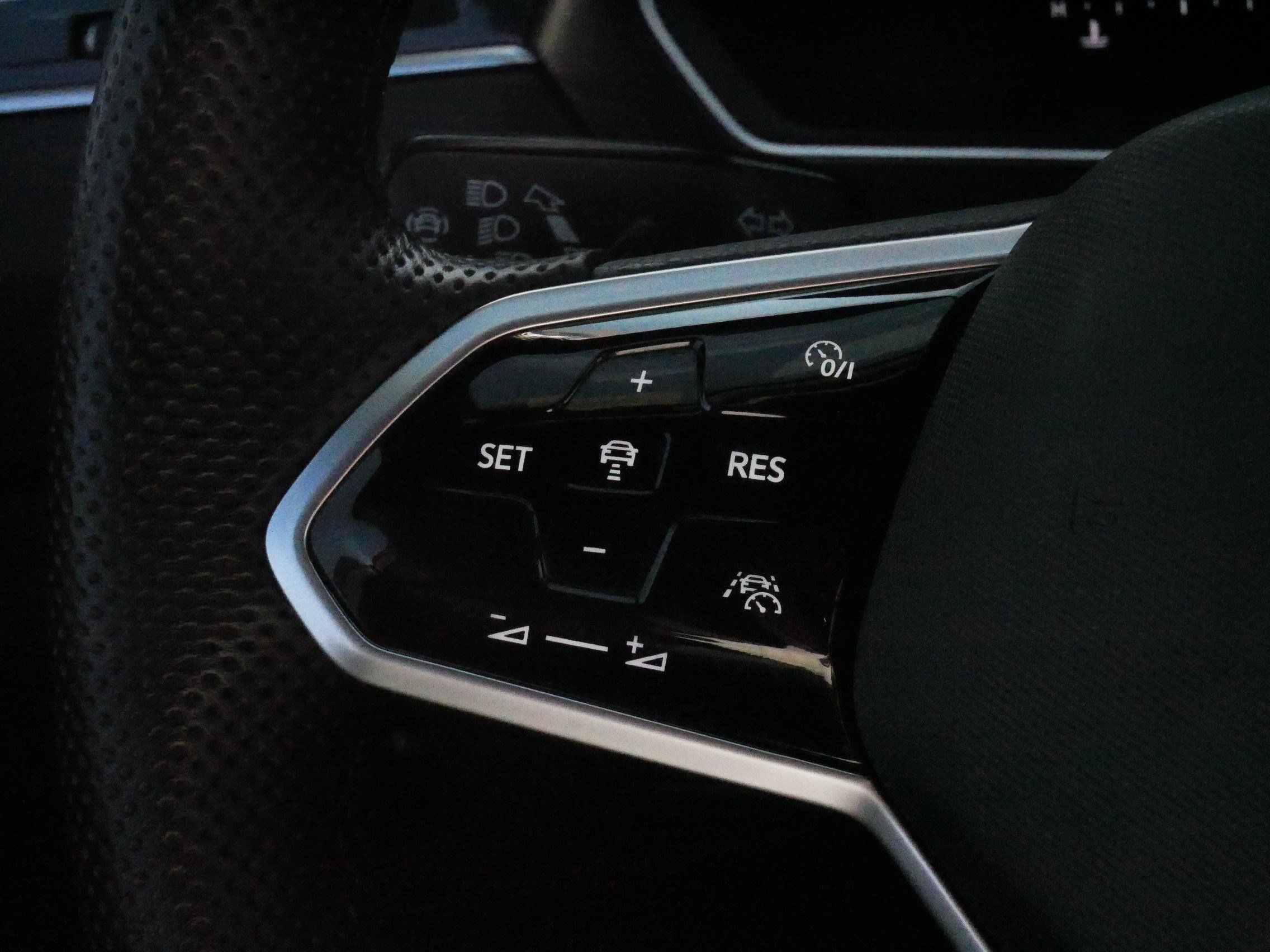 Certified 2024 Volkswagen Tiguan SE R-Line AWD/4WD image 25