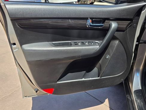 Used 2013 Kia Sorento LX w/ Third Row Pkg image 32