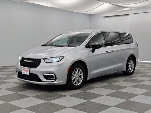 Used 2024 Chrysler Pacifica Touring-L FWD image 5