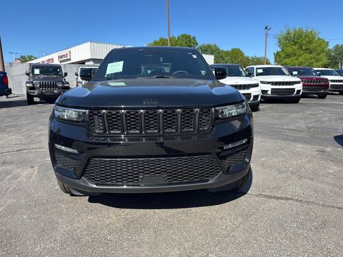 Used 2025 Jeep Grand Cherokee Limited w/ Black Appearance Package AWD/4WD image 2