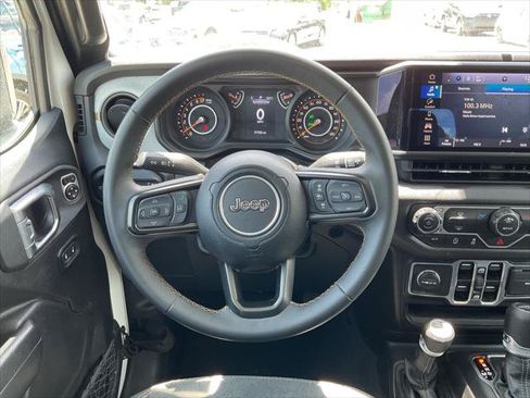 Used 2025 Jeep Gladiator Sport AWD/4WD image 29