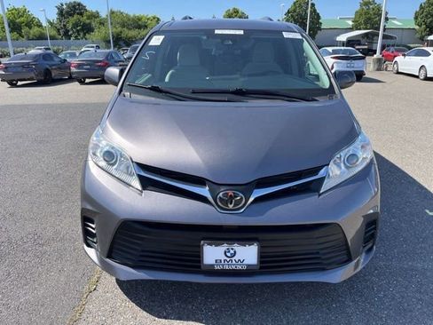 Used 2020 Toyota Sienna LE w/ Carpet Mat Package FWD image 2