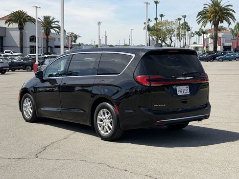 Used 2024 Chrysler Pacifica Touring image 4