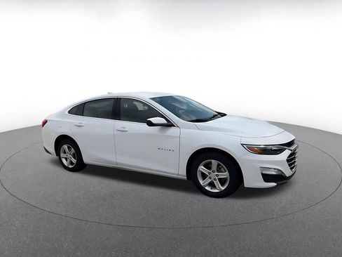 Used 2024 Chevrolet Malibu LT image 2