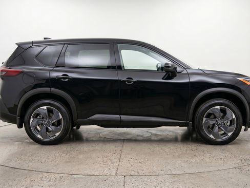 Used 2025 Nissan Rogue SV FWD image 11