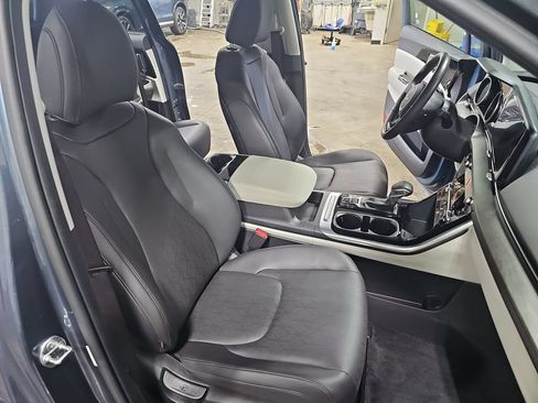 Used 2024 Kia Carnival EX FWD image 10